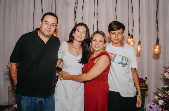 Foto do Pastor Fábio e sua Familia